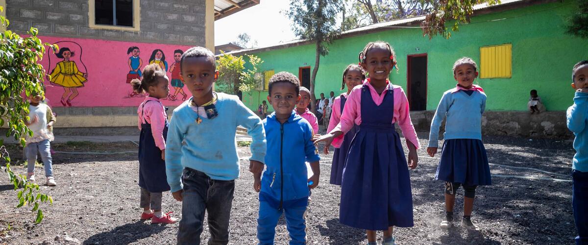 Kinder in einem Innenhof in Äthiopien