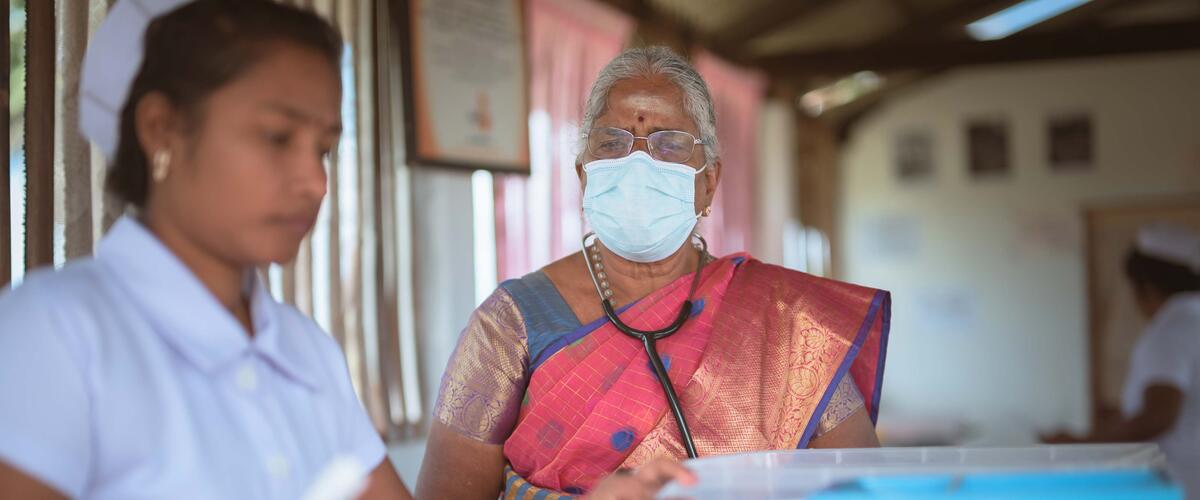 Ärztin und Krankenpflegerin bei der Arbeit in Sri Lanka