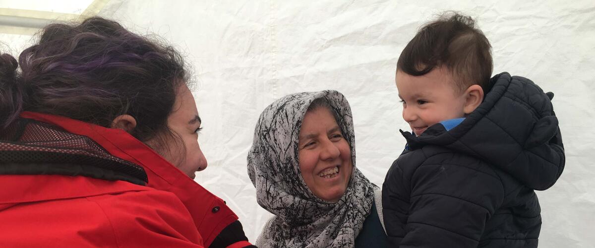 Frau und Junge lächeln nach dem Erdbeben in der Türkei Helferin an 