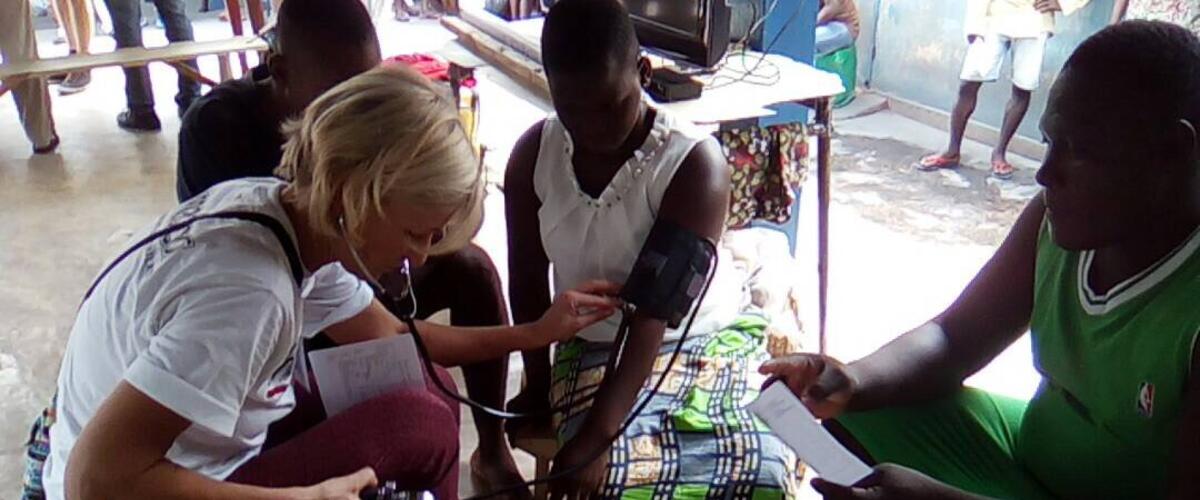 Ärztin untersucht Frau in Gefängnis in Togo