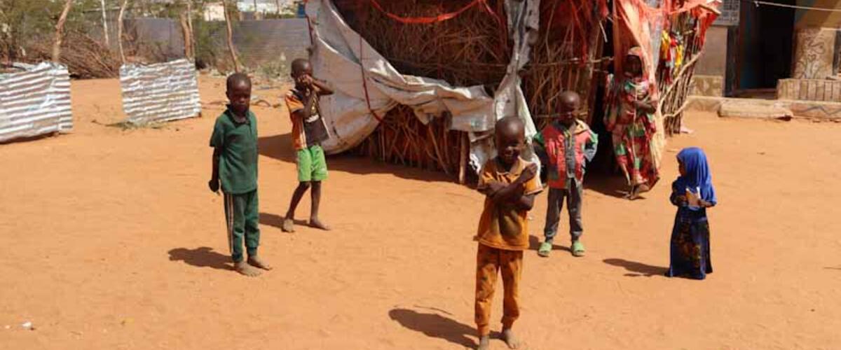 Kinder vor provisorischer Hütte in Somalia