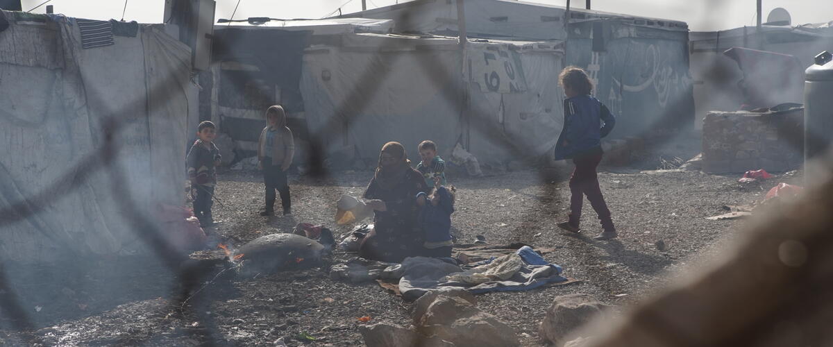 Im Flüchtlingscamp in der libanesischen Bekaa- Ebene ist es im Winter kalt und ungemütlich. Eine Frau und Kinder machen ein Feuer.