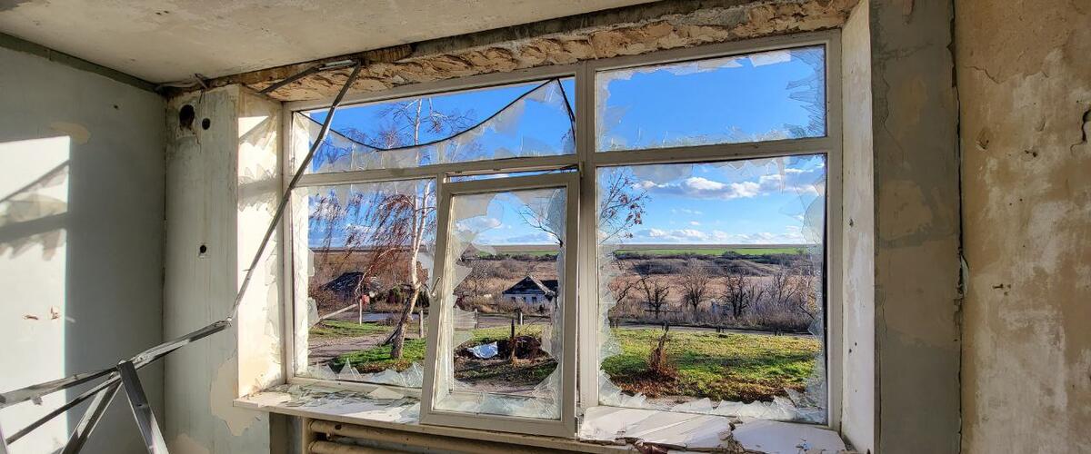 Ausblick aus einem vom Krieg zerstörten Haus in der Ukraine 
