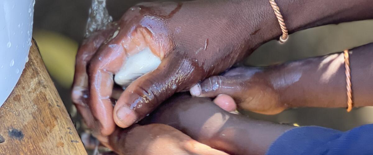 Händewaschen an Kanister