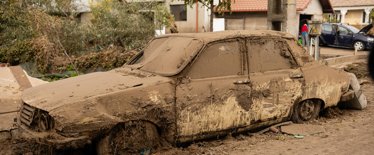 Auch Fahrzeuge wurden beim Hochwasser in Rumänien zerstört