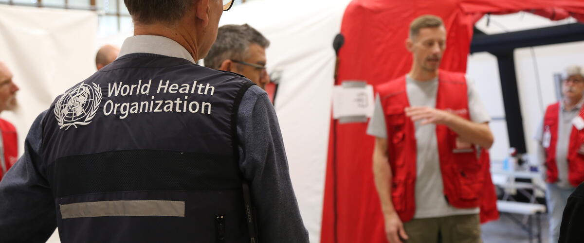 Eine humedica-Einsatzkraft demonstriert der WHO den Ablauf