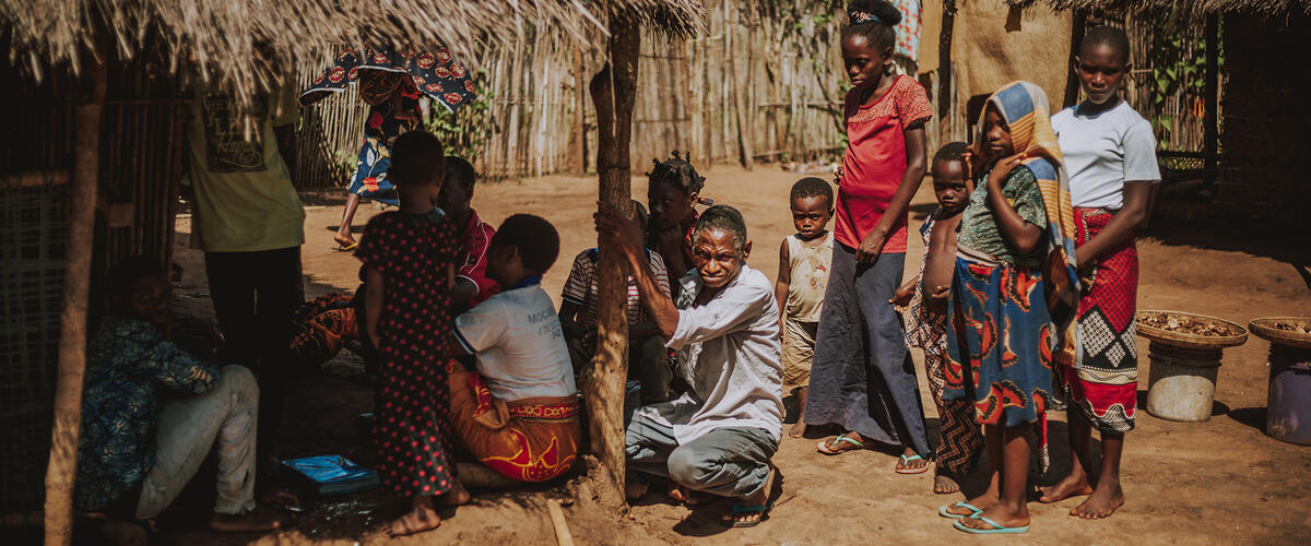 Erwachsene und Kinder stehen vor einem Haus