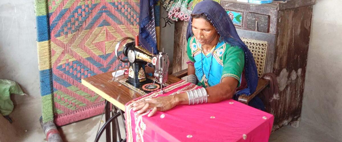 Eine Frau aus Pakistan arbeitet an ihrer Nähmaschine