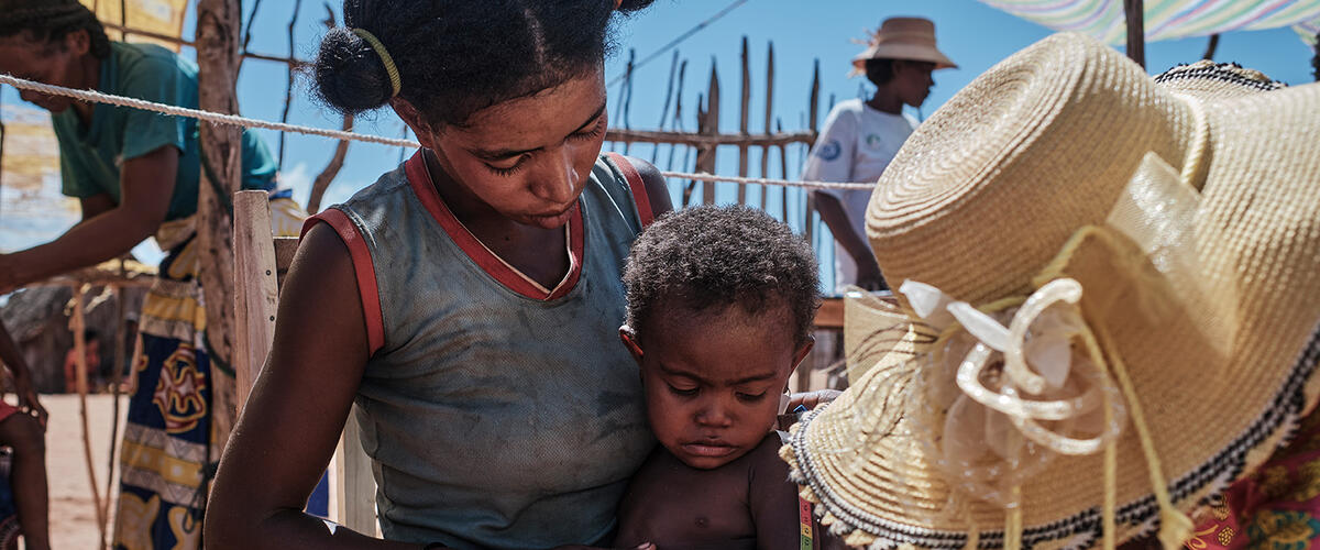 Ein Kind in Madagaskar wird mit einem MUAC-Band untersucht, um mögliche Anzeichen von Unterernährung festzustellen