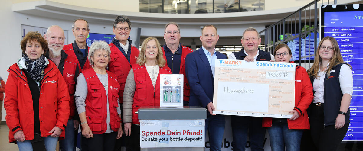 Gruppenfoto Spendenübergabe an humedica am Flughafen Memmingen