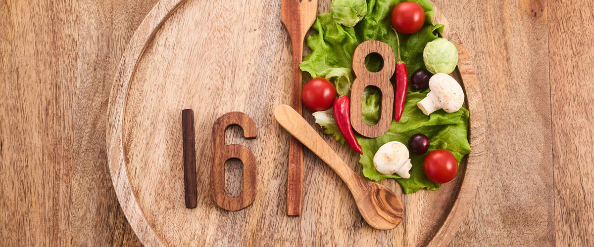 Holzteller der zu einem Viertel mit Salat bedeckt ist