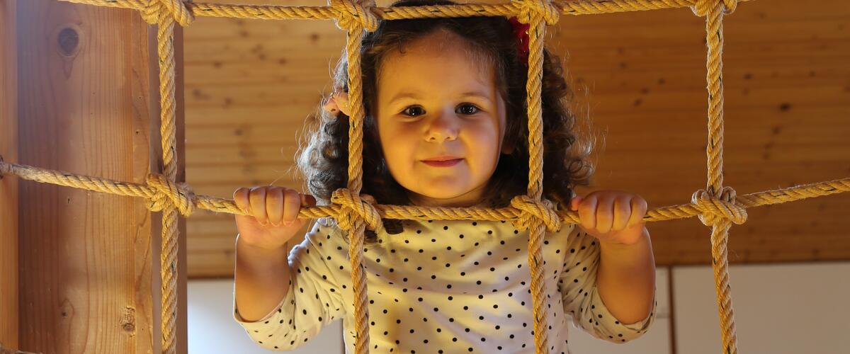 Kindergarten Arche Kaufbeuren - Stolzes Mädchen an Seilen