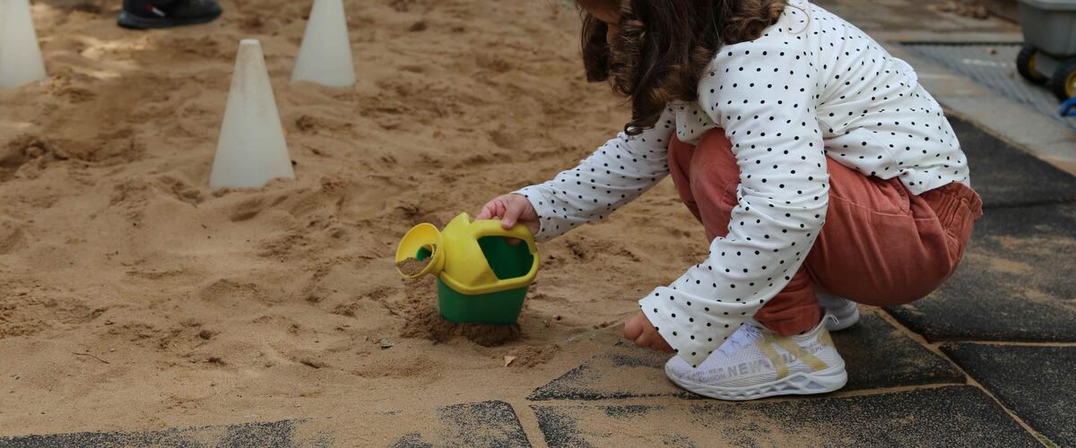 Kindergarten Arche Kaufbeuren - Mädchen spielt mit Sand