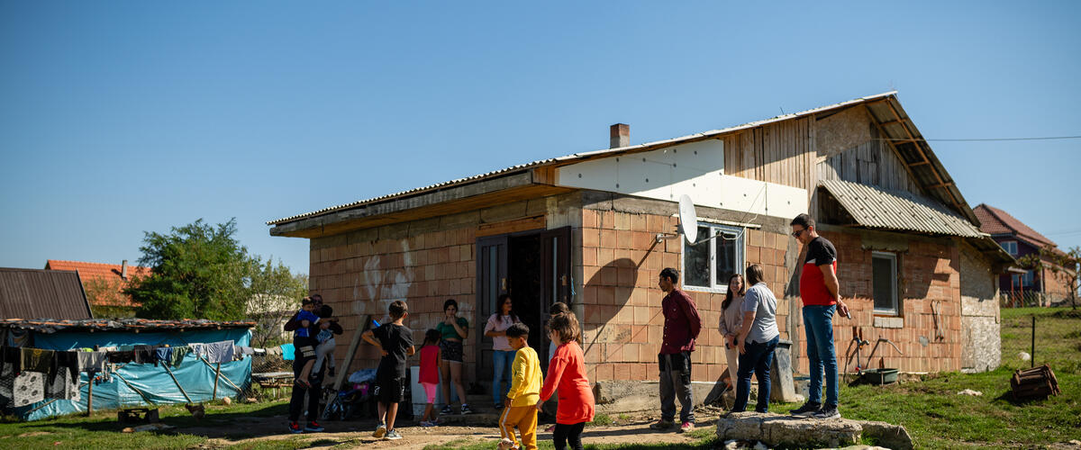 Die Familie vor dem Steinhaus
