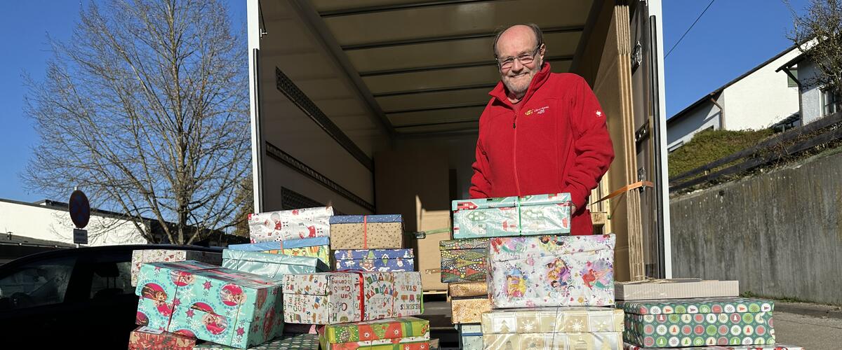 Ehrenamtlicher Fahrer der Weihnachtspäckchenaktion "Geschenk mit Herz" auf dem LKW