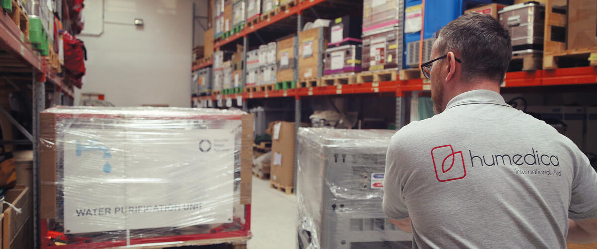 Vorbereitung von Hilfsguetern im humedica-Lager Kaufbeuren