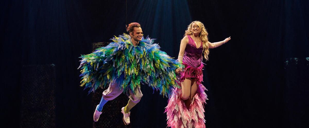 Zwei Schauspieler im Federkostüm schweben über der Bühne beim Musical Zauberflöte im Festspielhaus Füssen