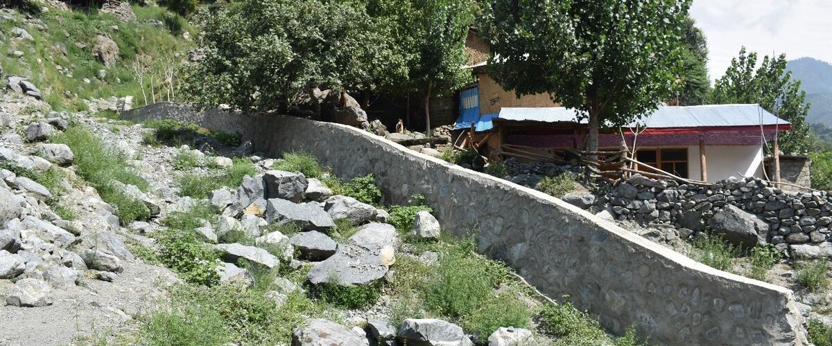Diese Mauer schützt das Dorf vor Fluten