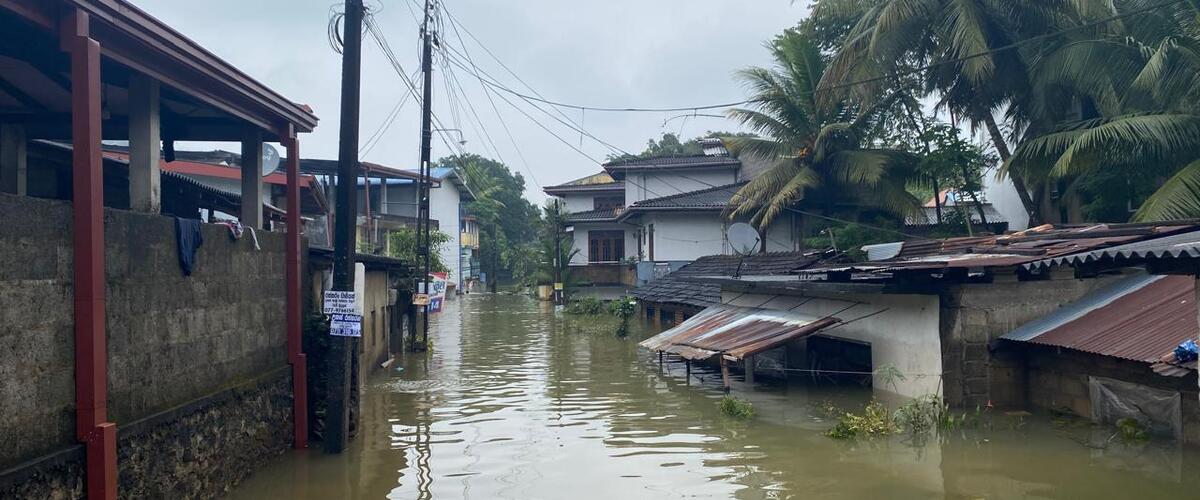 Häuser stehen nach Sturm fensterhoch im Wasser