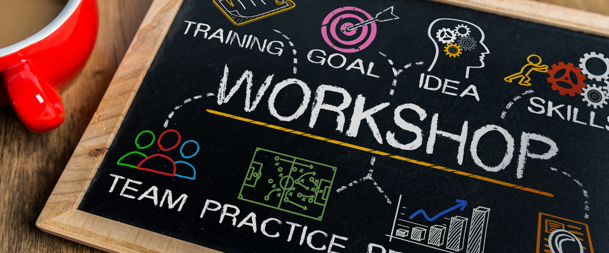 Kreidetafel mit dem Titel Workshop und Grafiken dazu