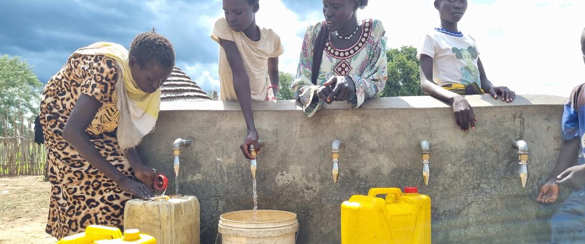 Brunnen mit Kindern im Südsudan
