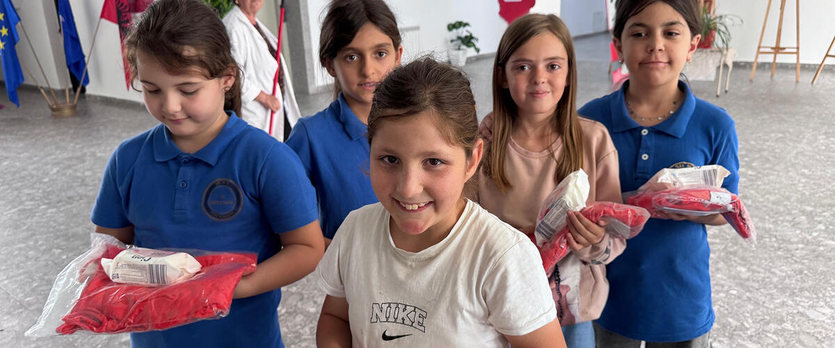 Kinder freuen sich über Kleidung und Hygieneartikel von humedica