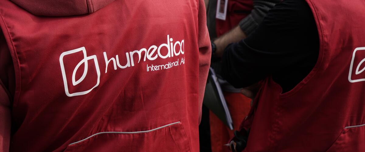 humedica-Helfer mit Einsatzweste