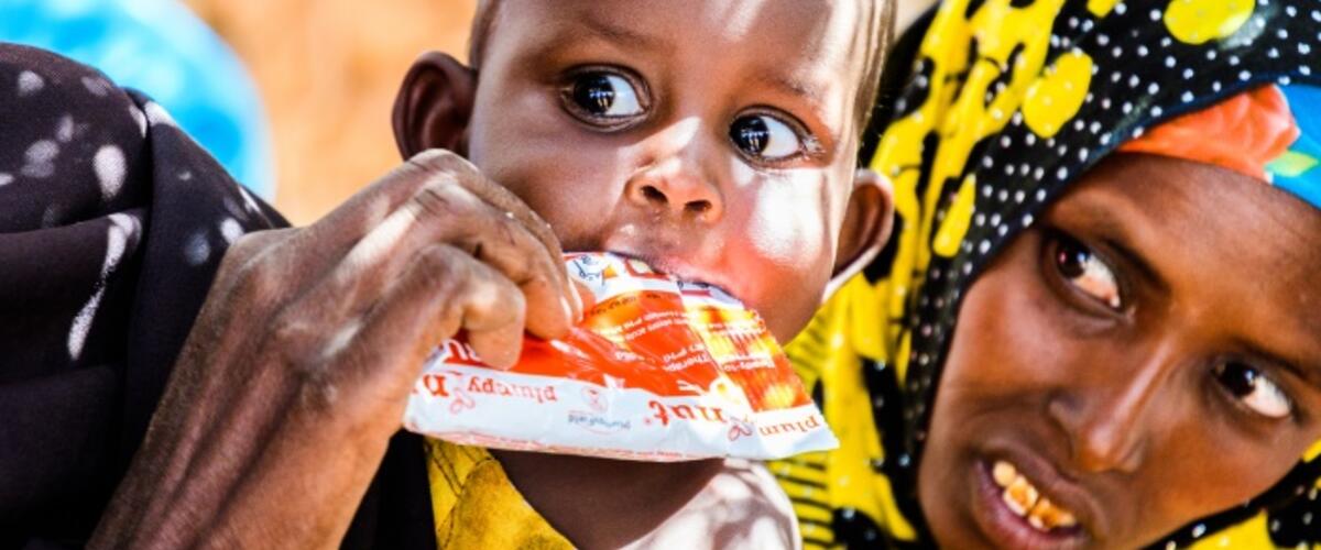 Ein Kind in Somaliland erhält Aufbaunahrung gegen Unterernährung