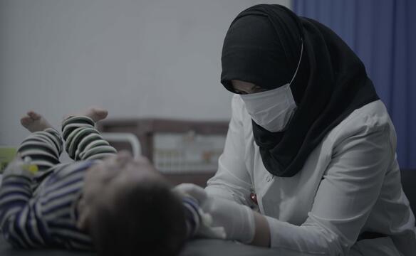 Ärztin behandelt Kleinkind in Syrien