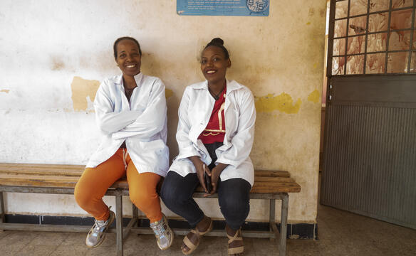 Zwei Mitarbeiterinnen einer äthiopischen Krankenstation