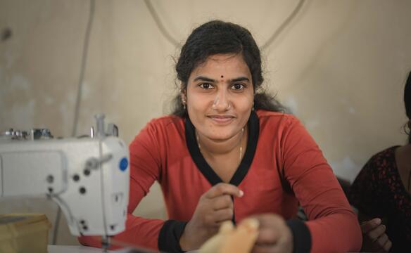 Junge Frau näht in Sri Lanka