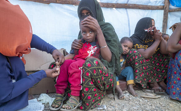 Kind bei Blutabnahme in Äthiopien