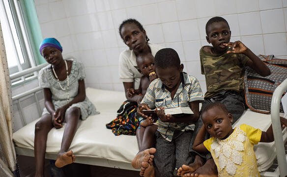 Kinder auf einem Krankenbett in Benin