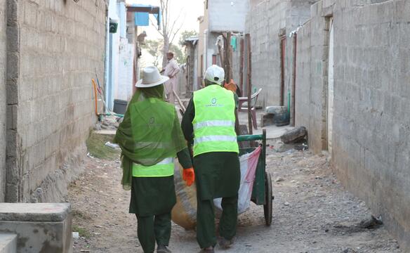 Zwei Müllsammler in den Straßen von Pakistan