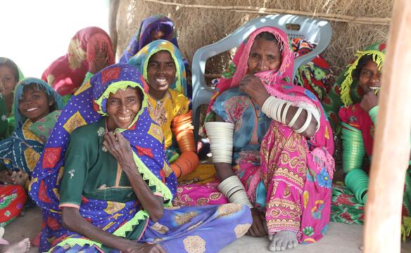 Frauen sitzen auf dem Boden in Pakistan