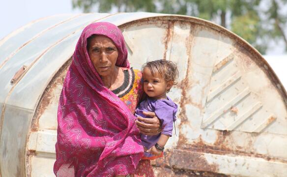 Frau mit Baby auf dem Arm in Pakistan