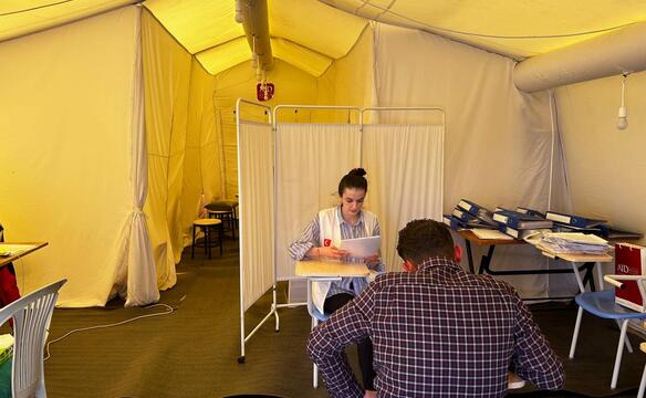Gespräch in einer provisorischen Klinik