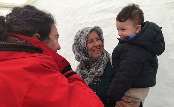 Frau und Junge lächeln nach dem Erdbeben in der Türkei Helferin an 