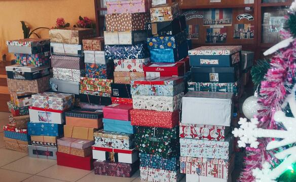 Viele Weihnachtsgeschenke zu einem Stapel zusammengestellt