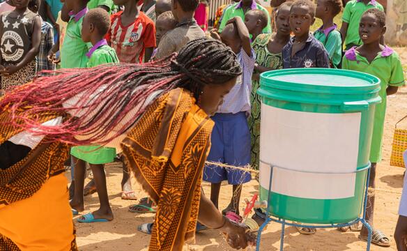 Frau wäscht sich die Hände im Südsudan