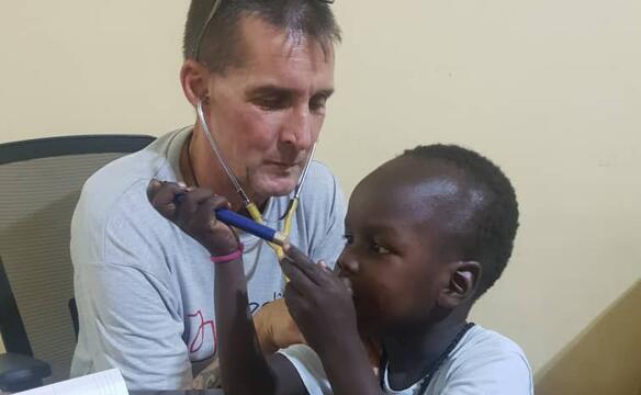 Ein Kind wird von Arzt abgehört