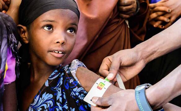 Mädchen in Somaliland bekommt Armumfang gemessen