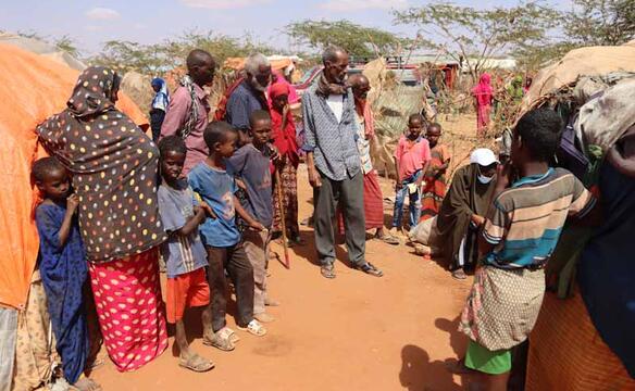 Menschen in provisorischer Zeltsiedlung in Somalia