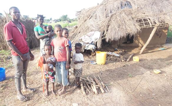 Familie in Mosambik steht vor eingestürzter Hütte