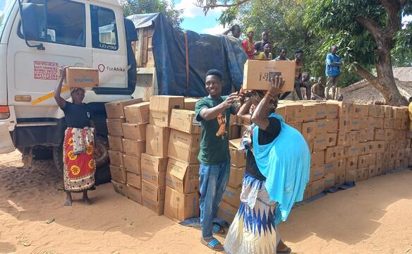 Verteilen von Nahrungsmitteln an Menschen in Mosambik