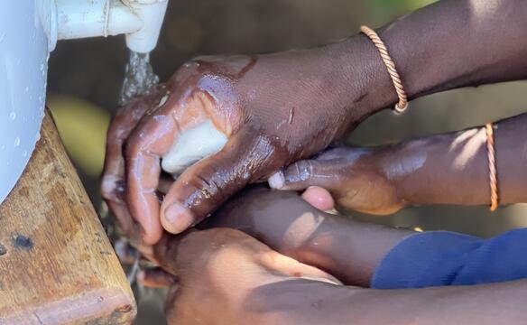 Händewaschen an Kanister