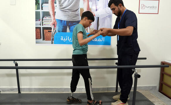 Ein syrischer Junge testet seine neue Prothese.