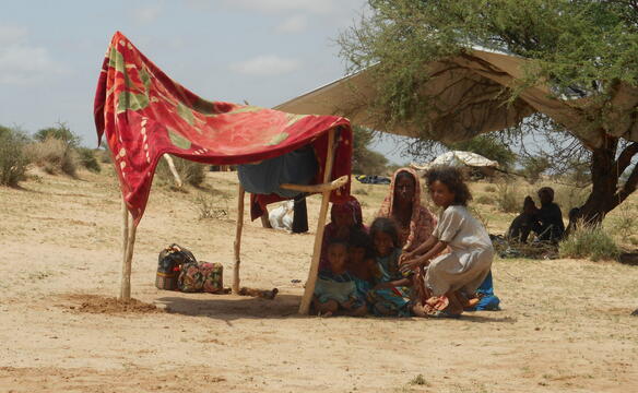 Familie auf der Flucht im Niger