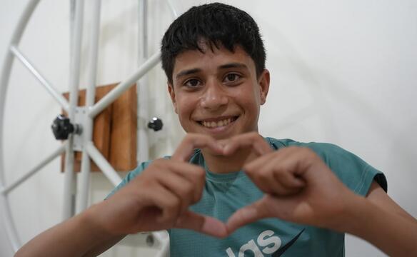 Ahmed formt ein Herz