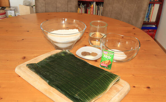 Zutaten fuer aethiopisches Festtagsbrot Difo Dabo auf einem Tisch